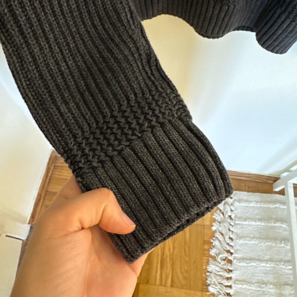 Abercrombie & Fitch Charcoal Ribbed Sweater in Size Small - Picture 8 of 8